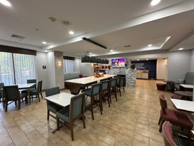 Hotel Hampton By Hilton Brattleboro Esterno foto